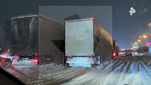 Автобусы ползут, пассажиры идут пешком, трассы стоят