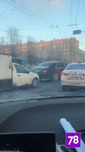 В Московском районе столкнулись грузовик и Aurus, который принадлежит ФГБУ Автотранспортному комбинату при Управлении Президента РФ. Авария произошла на углу улиц Типанова и Ленсовета