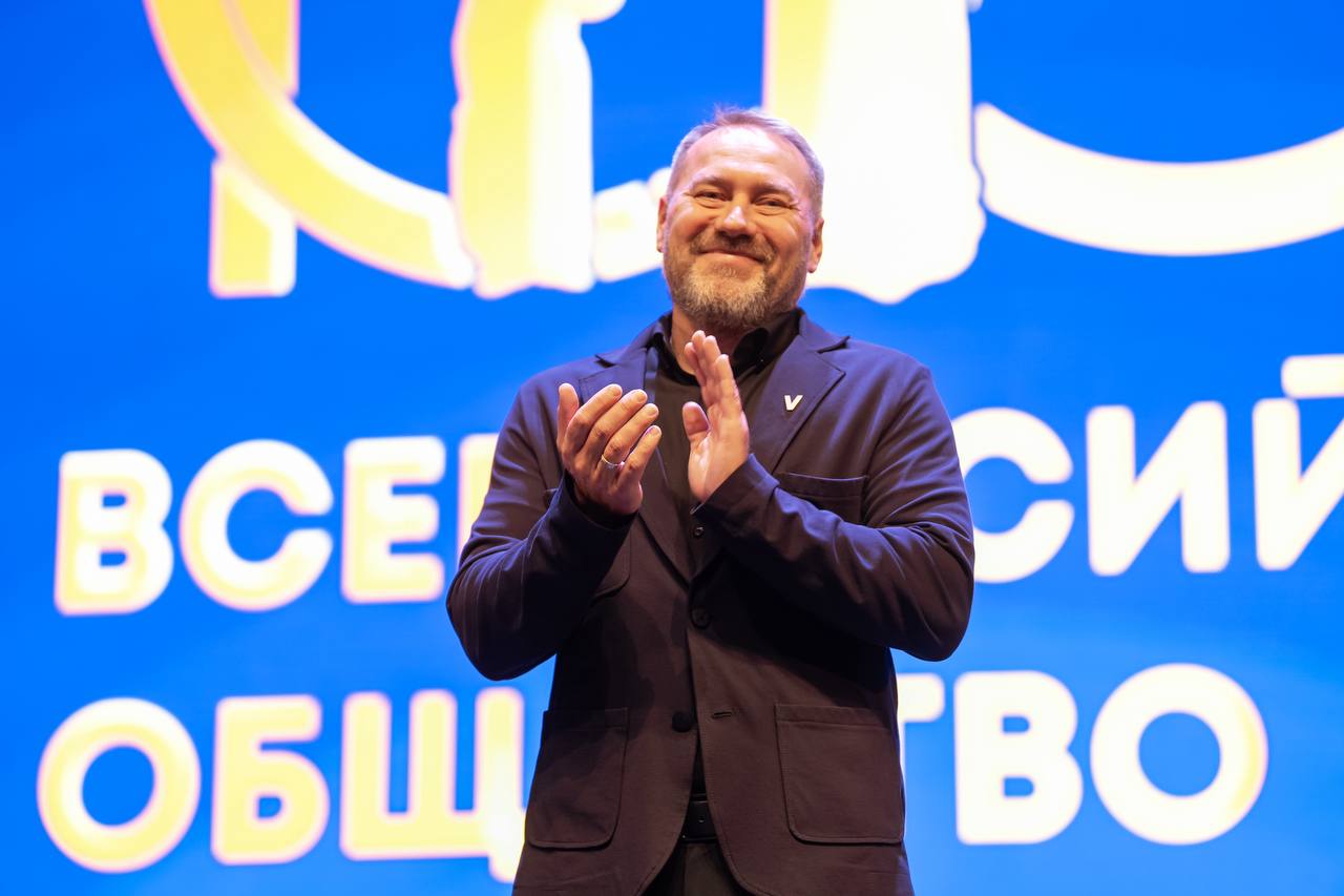 Председатель ЗакСа Александр Бельский и Губернатор Александр Беглов поздравили Всероссийское общество глухих со 100-летием на торжестве в БКЗ «Октябрьский», где осмотрели выставку «Век доверия, век поддержки» Председатель ЗакСа Александр Бельский и Губернатор Александр Беглов поздравили Всероссийское общество глухих со 100-летием на торжестве в БКЗ «Октябрьский», где осмотрели выставку «Век доверия, век поддержки»