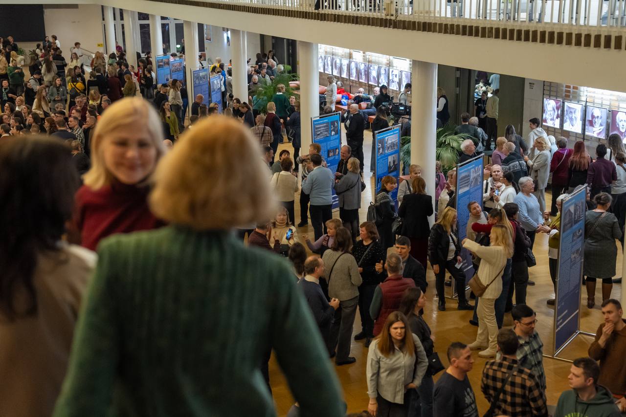 Председатель ЗакСа Александр Бельский и Губернатор Александр Беглов поздравили Всероссийское общество глухих со 100-летием на торжестве в БКЗ «Октябрьский», где осмотрели выставку «Век доверия, век поддержки» Председатель ЗакСа Александр Бельский и Губернатор Александр Беглов поздравили Всероссийское общество глухих со 100-летием на торжестве в БКЗ «Октябрьский», где осмотрели выставку «Век доверия, век поддержки»