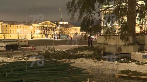 До свидания, праздник: на Дворцовой площади завершили демонтаж новогодней ели