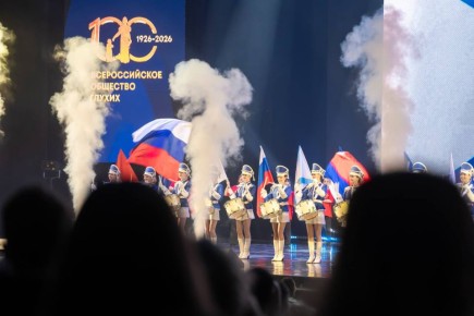 Председатель ЗакСа Александр Бельский и Губернатор Александр Беглов поздравили Всероссийское общество глухих со 100-летием на торжестве в БКЗ «Октябрьский», где осмотрели выставку «Век доверия, век поддержки»