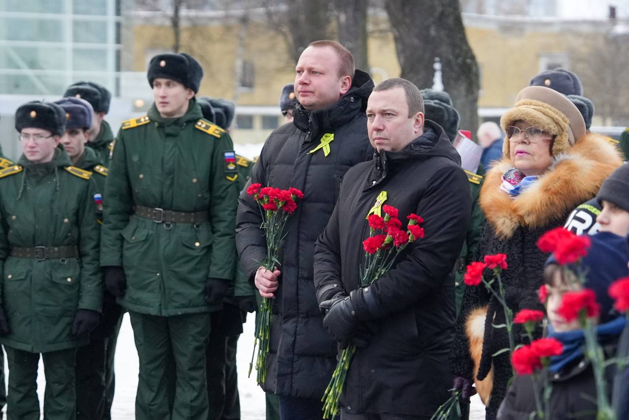 Спикер парламента Александр Бельский и Губернатор города Александр Беглов возложили цветы к Памятнику футболистам блокадного Ленинграда Спикер парламента Александр Бельский и Губернатор города Александр Беглов возложили цветы к Памятнику футболистам блокадного Ленинграда
