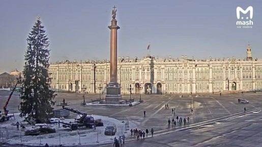 Последние дни января — повод убрать главную ёлочку на Дворцовой