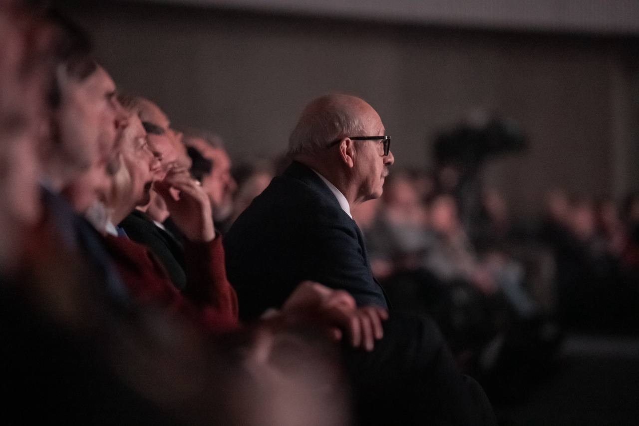 Председатель ЗакСа Александр Бельский и Губернатор Александр Беглов поздравили Всероссийское общество глухих со 100-летием на торжестве в БКЗ «Октябрьский», где осмотрели выставку «Век доверия, век поддержки» Председатель ЗакСа Александр Бельский и Губернатор Александр Беглов поздравили Всероссийское общество глухих со 100-летием на торжестве в БКЗ «Октябрьский», где осмотрели выставку «Век доверия, век поддержки»