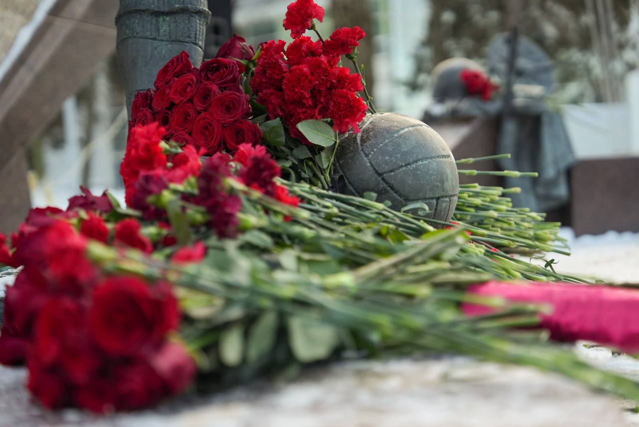 Спикер парламента Александр Бельский и Губернатор города Александр Беглов возложили цветы к Памятнику футболистам блокадного Ленинграда
