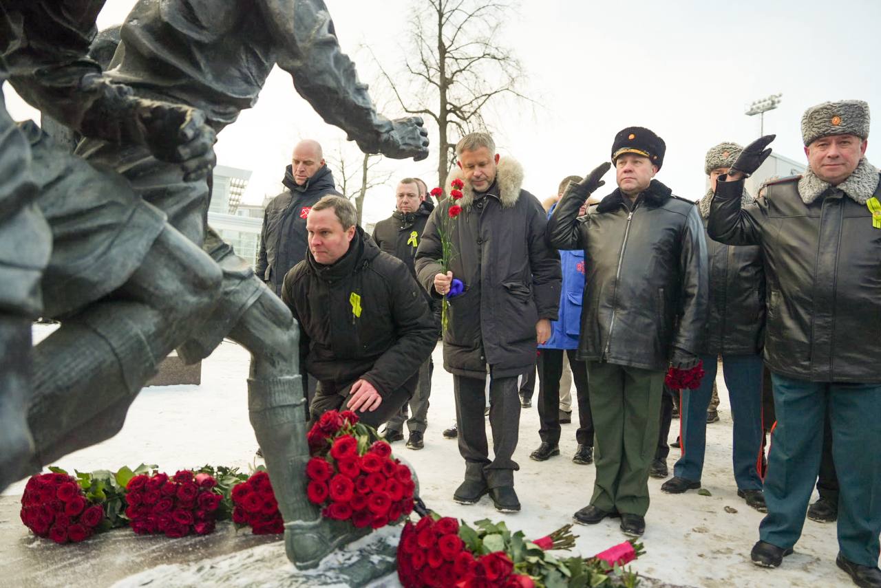 Спикер парламента Александр Бельский и Губернатор города Александр Беглов возложили цветы к Памятнику футболистам блокадного Ленинграда Спикер парламента Александр Бельский и Губернатор города Александр Беглов возложили цветы к Памятнику футболистам блокадного Ленинграда