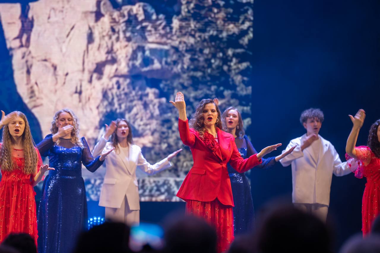 Председатель ЗакСа Александр Бельский и Губернатор Александр Беглов поздравили Всероссийское общество глухих со 100-летием на торжестве в БКЗ «Октябрьский», где осмотрели выставку «Век доверия, век поддержки» Председатель ЗакСа Александр Бельский и Губернатор Александр Беглов поздравили Всероссийское общество глухих со 100-летием на торжестве в БКЗ «Октябрьский», где осмотрели выставку «Век доверия, век поддержки»