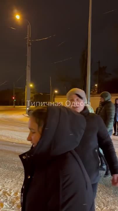 Жители ЖК "Золотые столбы" , на Боровского в Одессе , перекрыли въезд в город со стороны Киевской трассы , так же уже давно полностью обесточен, в этих домах отопление тоже электрическое