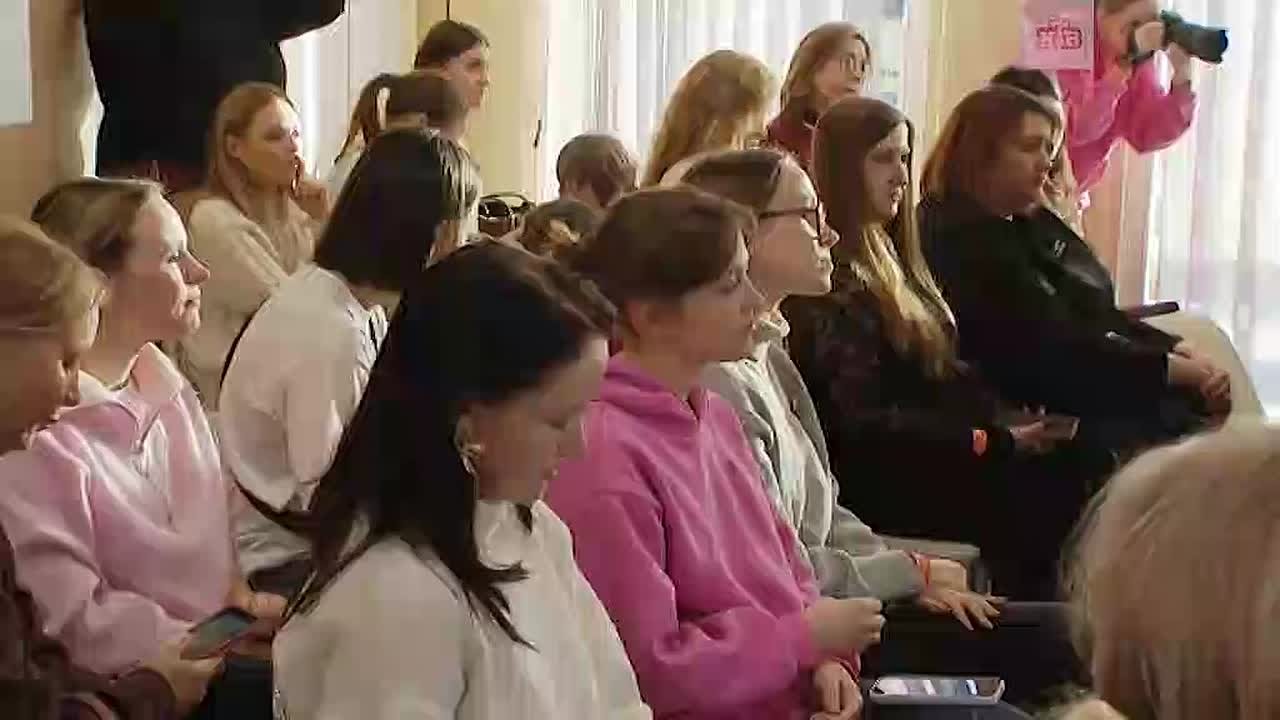 Двухкратная чемпионка мира и семикратная чемпионка Европы по фигурному катанию Ирина Слуцкая провела мастер-класс на «Катке у Флагштока»