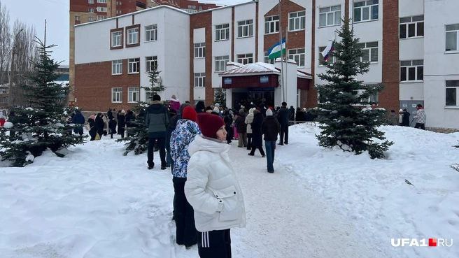 Взорвал петарду и стрелял из пневматики: что известно о ЧП в уфимской гимназии: Взорвал петарду и стрелял из пневматики: что известно о ЧП в уфимской гимназии:
