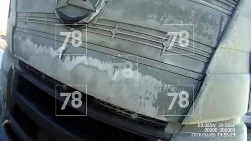 Водитель фуры едва не переехал сотрудника Ространснадзора на Приморском шоссе