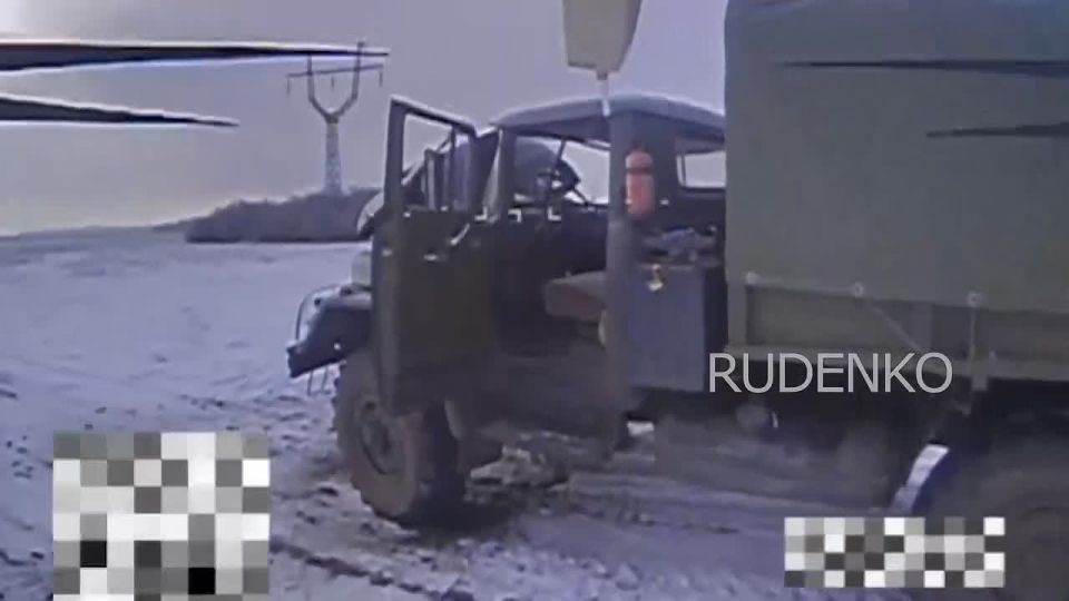 Операторы FPV-дронов войск беспилотных систем отряда «БАРС-31» Добровольческого корпуса «Южной» группировки войск уничтожили два автомобиля «Урал» с боеприпасами и имуществом ВСУ и живую силу противника на...