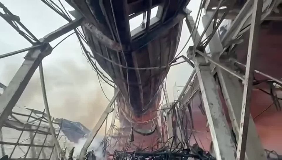 Противник сообщает, что горевший с ночи склад компании "Рошен" принадлежавший Порошенко по большей части выгорел после ночных прилетов