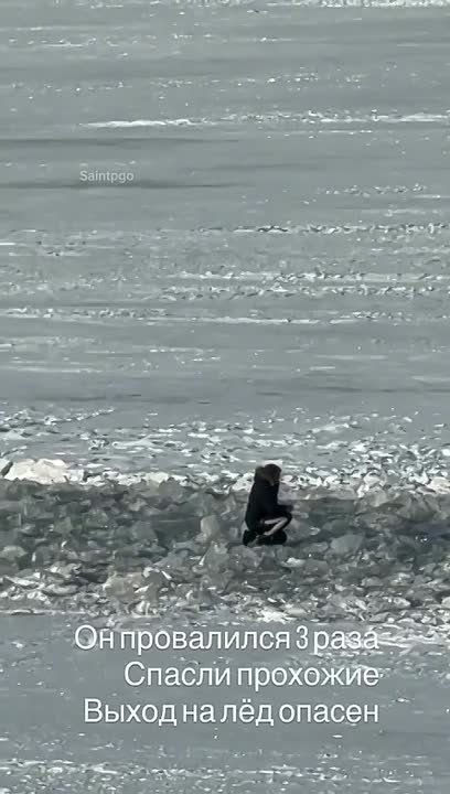 Напротив Стрелки Васильевского острова мужчина едва не провалился в полынью