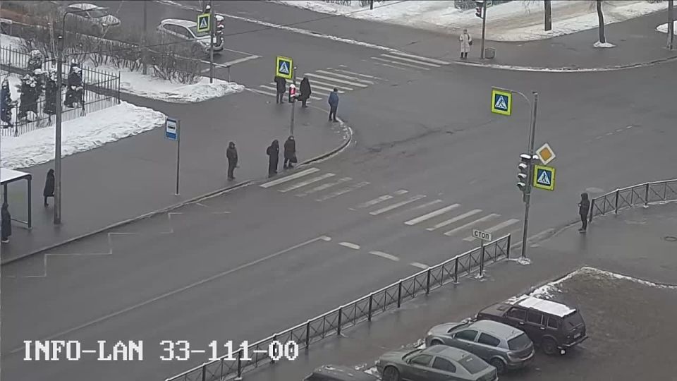 Грузовик Росгвардии «пнул» легковушку в Красном Селе