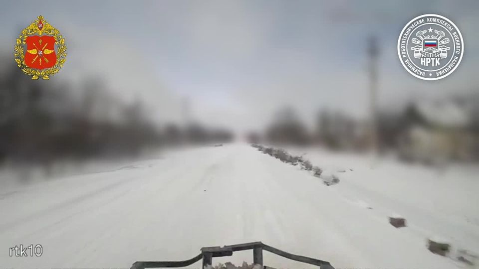 FPV-дрон противника промахивается и падает рядом с НРТК "Курьер", который доставляет грузы на передовую