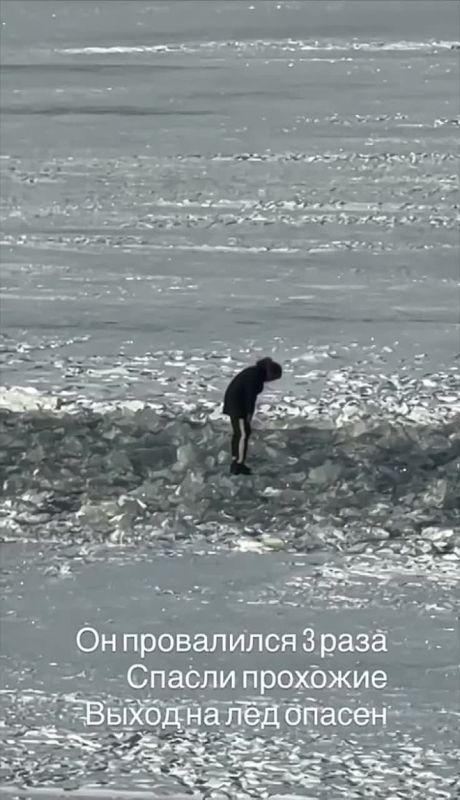 Мужчина трижды провалился под лёд на Неве
