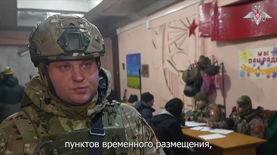 Военная полиция группировки войск «Центр» обеспечивает выход мирных жителей из освобождённого Красноармейска ДНР