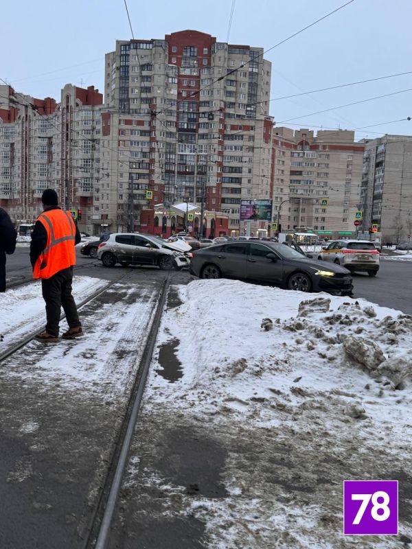 Трамваи стоят в обе стороны на пересечении Ильюшина и Авиаконструкторов