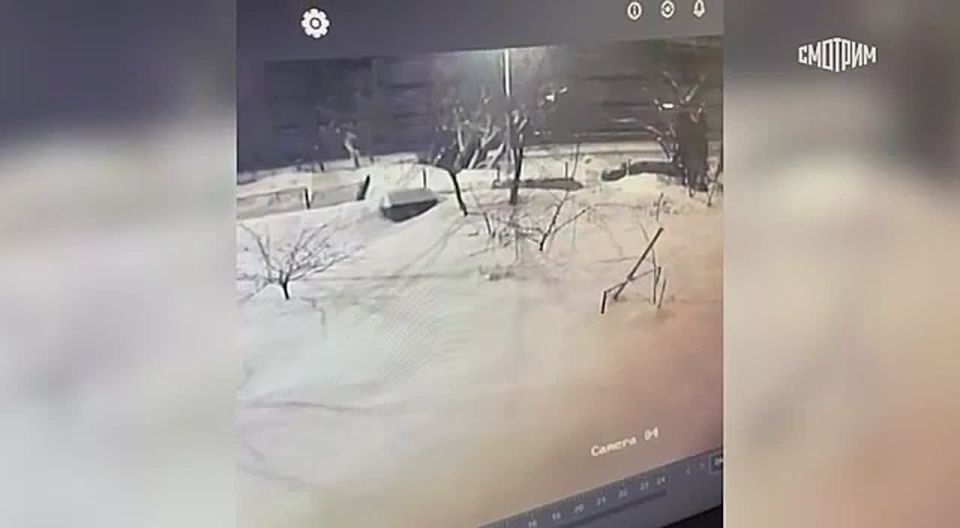 Два майора: ФСБ показала видео с камер наблюдения, как киллер, стрелявший в генерала Алексеева, скрылся с места преступления