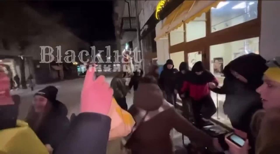 Им, похоже, всё равно, перед кем на коленях стоять