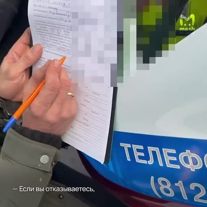 — От-ка-зы-ва-юсь. — Что вы написали-то?