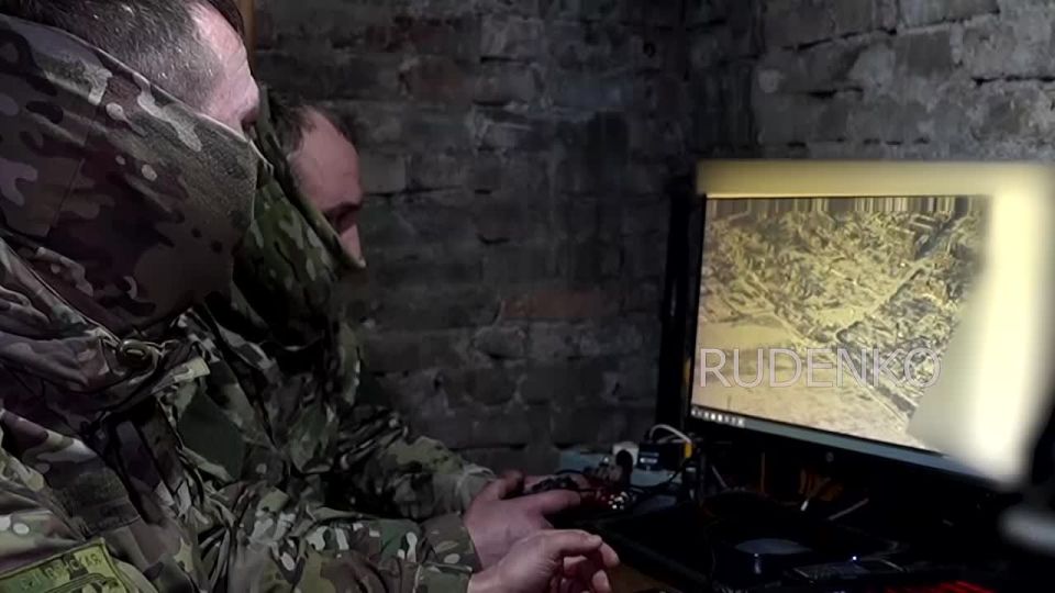 Расчёт разведывательного беспилотного летательного аппарата «Скат-350М» войск беспилотных систем 51-й гвардейской общевойсковой армии группировки войск «Центр» в ходе боевой работы выявил пулеметную точку противника, огонь с...