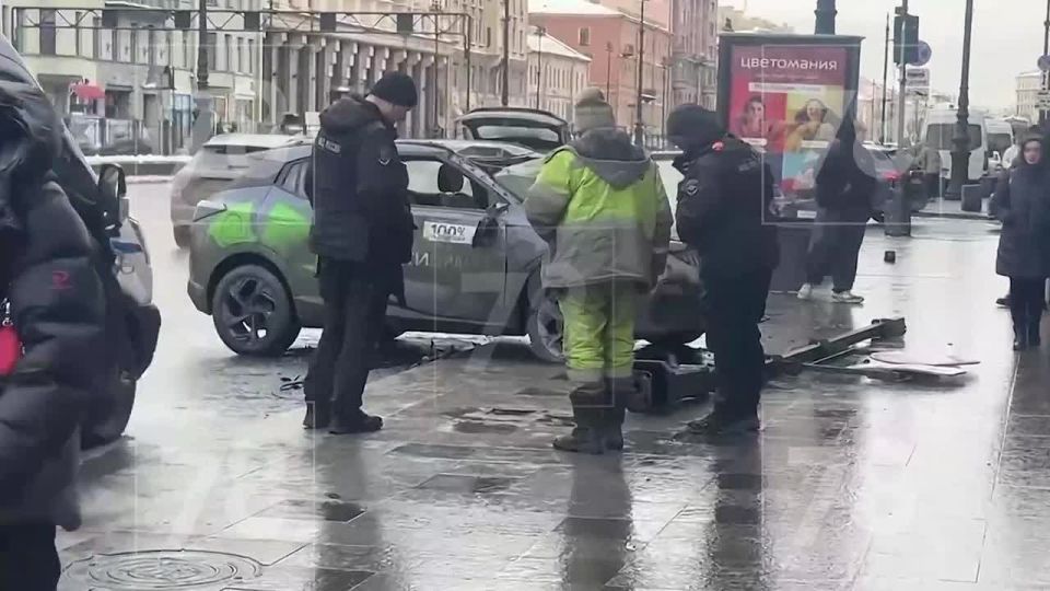 Каршеринг столкнулся с такси на Лиговском проспекте, после чего опрокинулся на бок и сбил столб