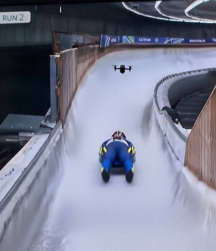 Украинский боец прикидывается мертвым в расчете на то, что его не заметит оператор российского дрона