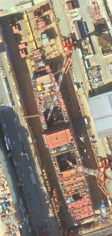 Ход строительства на верфи в Даляни четвёртого китайского авианосца Тип 004