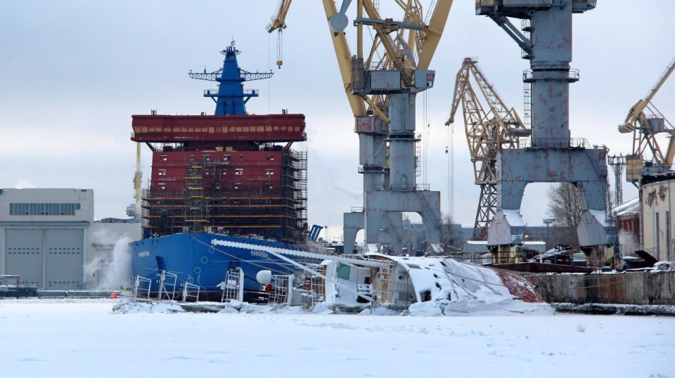 Тем временем прошло уже полгода с момента, как морской буксир проекта 23470 «Капитан Ушаков» частично затонул у причала Балтийского завода в Санкт-Петербурге и продолжает находиться в таком состоянии