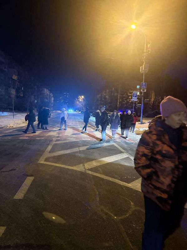 Вялые ночные протесты-хождения в Киеве с требованием дать свет в домах, где их нет уже по несколько дней