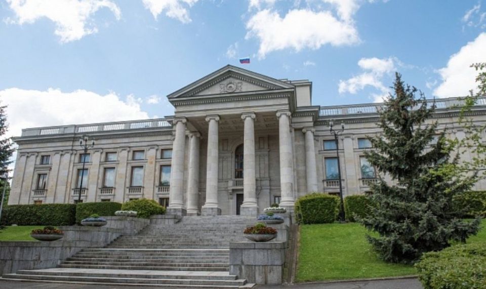 По случаю Дня дипломата. История здания Посольства России в Польше • После Второй мировой войны Посольство СССР в Польше недолго размещалось в здании на ул. Виленской, 13 в районе Прага на правом берегу Вислы, а затем с 1945...