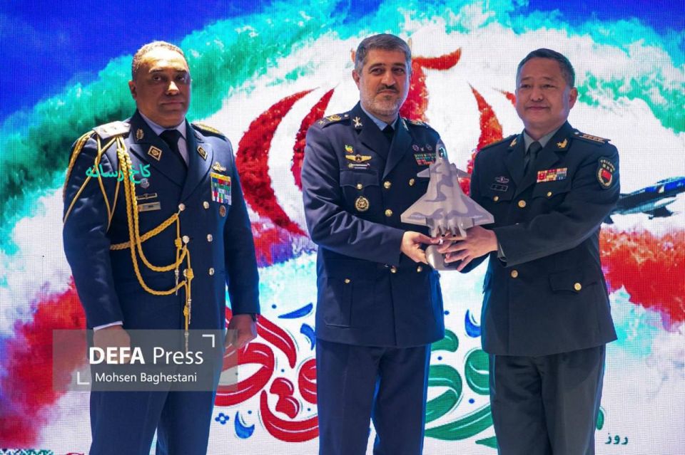 Китайский военный атташе дарит иранцам модель истребителя J-20