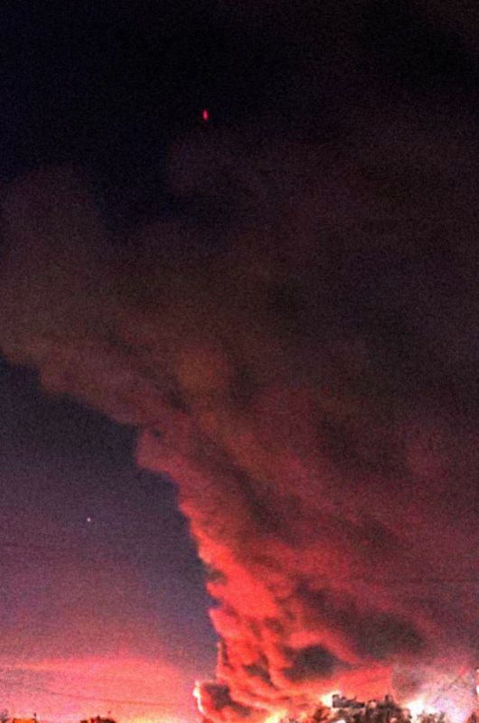 Пожарище в Запорожье после ударов ВС РФ. В городе серьезные перебои со светом