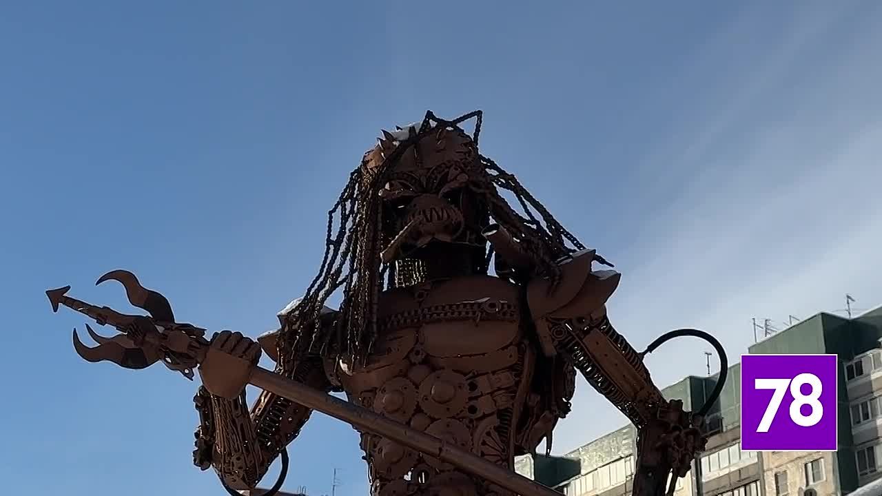 «Он что, вчера родился?»: собственник статуи Хищника в Петербурге отреагировал на жалобу местного жителя