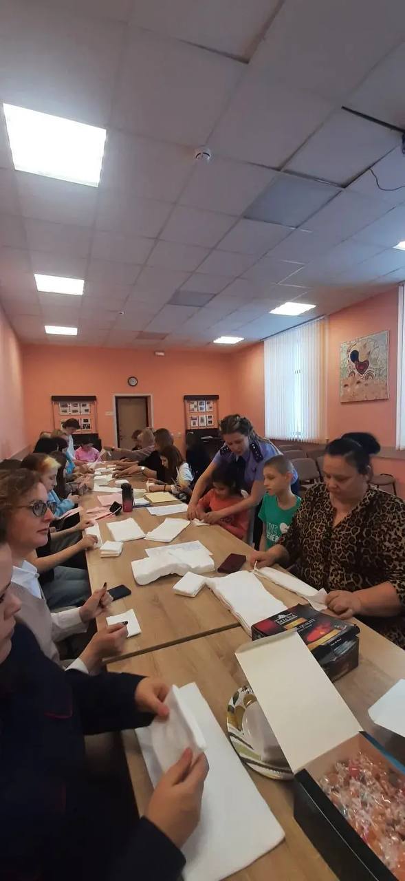 Сотрудники Лодейнопольского межрайонного следственного отдела совместно с детьми из подшефного ресурсного центра приняли участие в волонтерской акции Сотрудники Лодейнопольского межрайонного следственного отдела совместно с детьми из подшефного ресурсного центра приняли участие в волонтерской акции