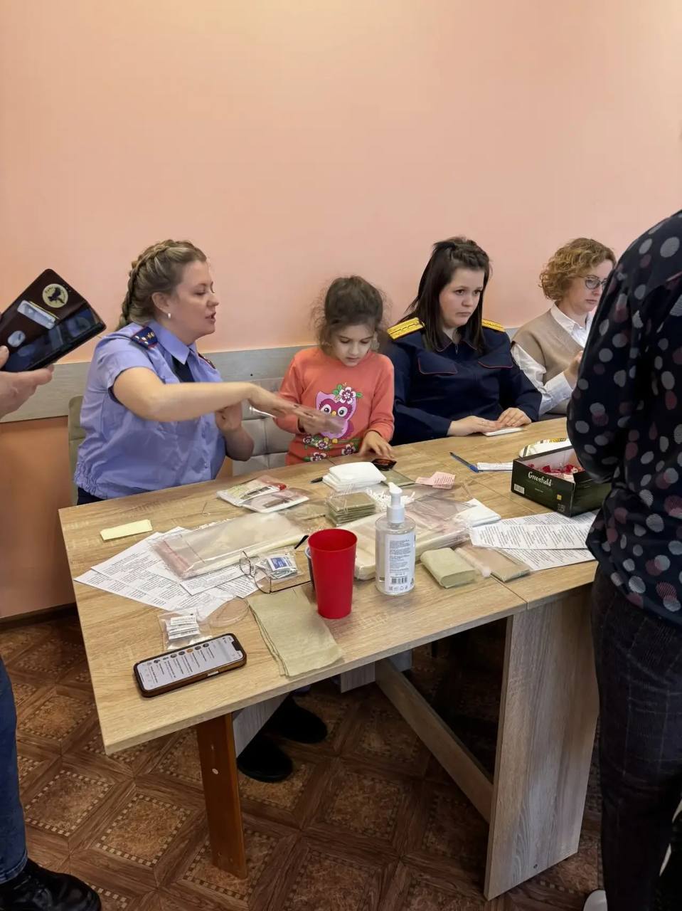 Сотрудники Лодейнопольского межрайонного следственного отдела совместно с детьми из подшефного ресурсного центра приняли участие в волонтерской акции