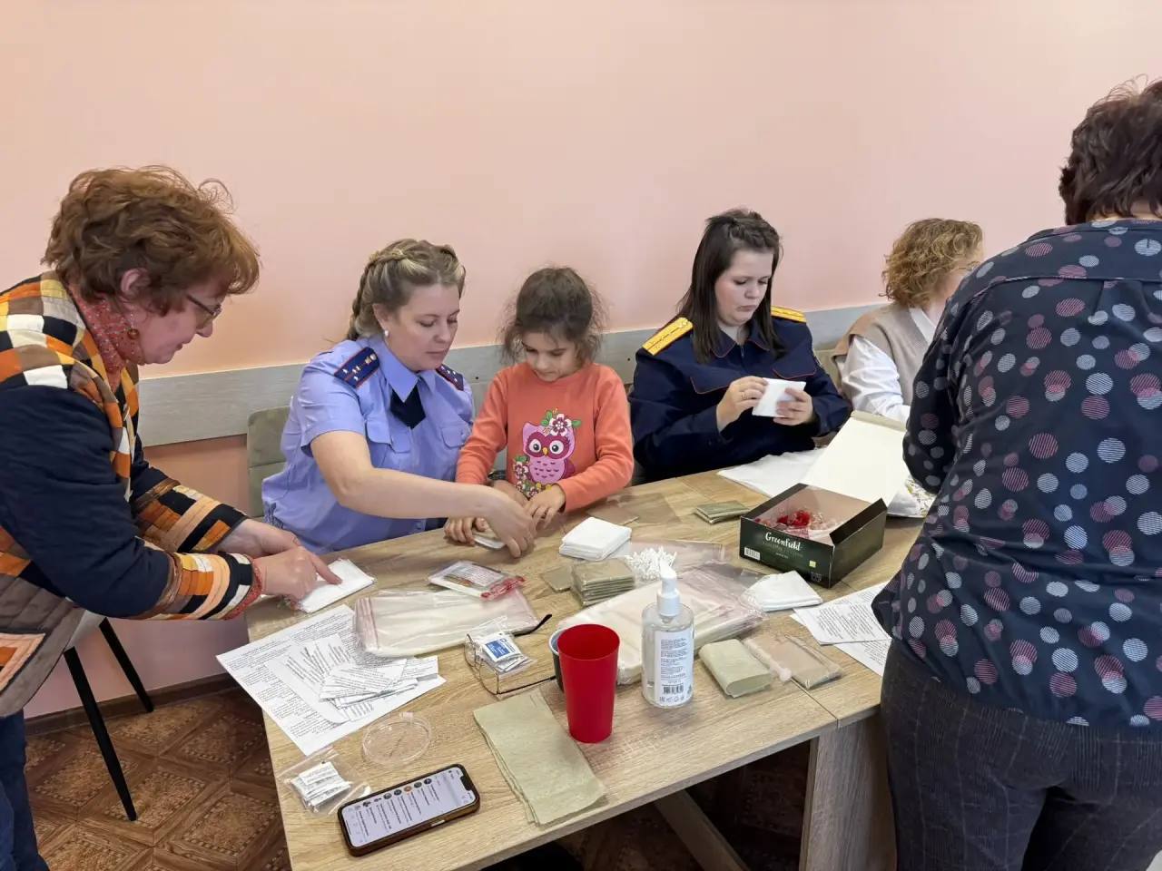 Сотрудники Лодейнопольского межрайонного следственного отдела совместно с детьми из подшефного ресурсного центра приняли участие в волонтерской акции Сотрудники Лодейнопольского межрайонного следственного отдела совместно с детьми из подшефного ресурсного центра приняли участие в волонтерской акции