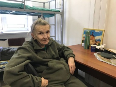 Борьба за “квадраты”. Людмилу Михайловну привезли в приют “Тёплый приём” из городской клинической больницы №1 им. Н.И. Пирогова