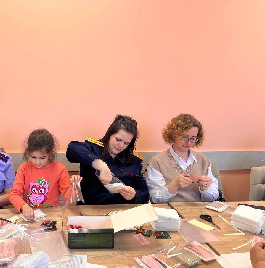 Сотрудники Лодейнопольского межрайонного следственного отдела совместно с детьми из подшефного ресурсного центра приняли участие в волонтерской акции Сотрудники Лодейнопольского межрайонного следственного отдела совместно с детьми из подшефного ресурсного центра приняли участие в волонтерской акции