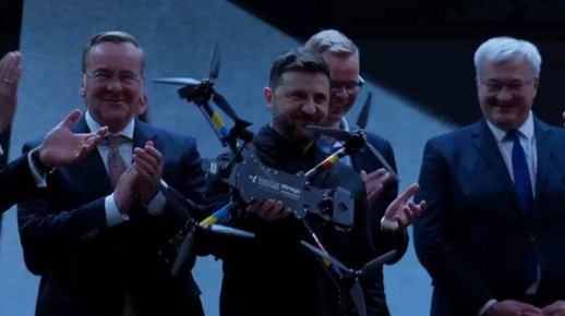 Писториус вручил Зеленскому первый немецко-украинский дрон, созданный в Германии для войны с Россией