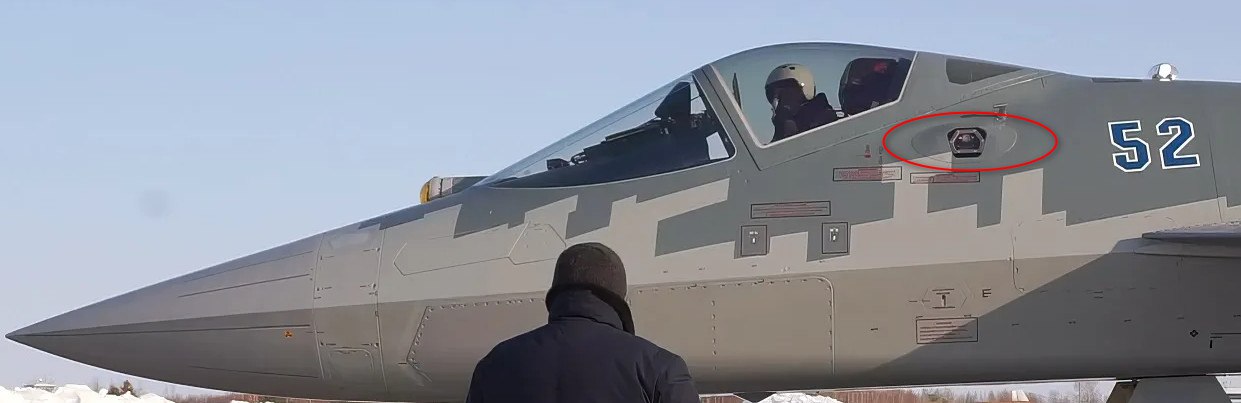 Су-57М получил обновлённые двухспектральные (УФ/ИК) датчики обнаружения атакующих ракет 101КС-У (фото № 1), входящие в состав бортового комплекса обороны 101КС «Атолл» Су-57М получил обновлённые двухспектральные (УФ/ИК) датчики обнаружения атакующих ракет 101КС-У (фото № 1), входящие в состав бортового комплекса обороны 101КС «Атолл»