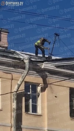 Отвага коммунальщика на набережной Грибоедова не знает границ