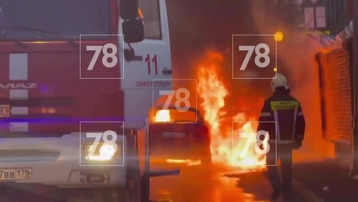 «Пежо» адски горит на пересечении улицы Чапаева и Пинского переулка, передаёт корреспондент , случайно ставший свидетелем возгорания