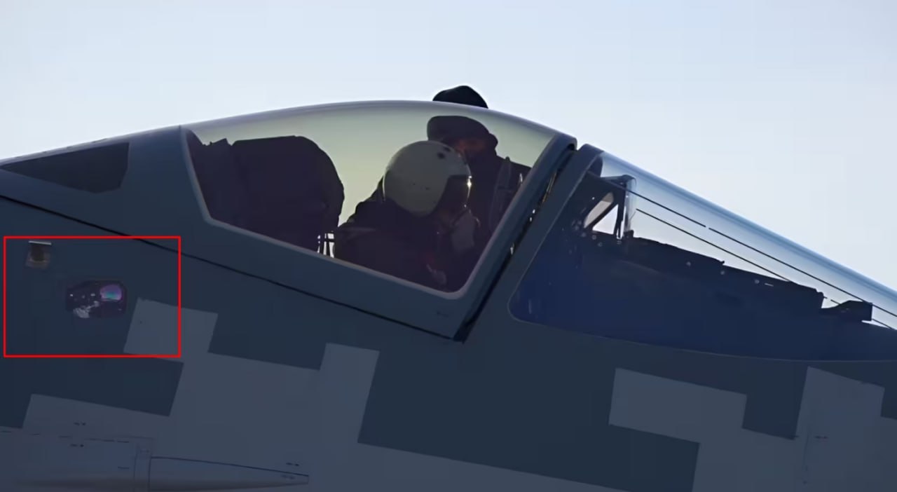 Су-57М получил обновлённые двухспектральные (УФ/ИК) датчики обнаружения атакующих ракет 101КС-У (фото № 1), входящие в состав бортового комплекса обороны 101КС «Атолл»