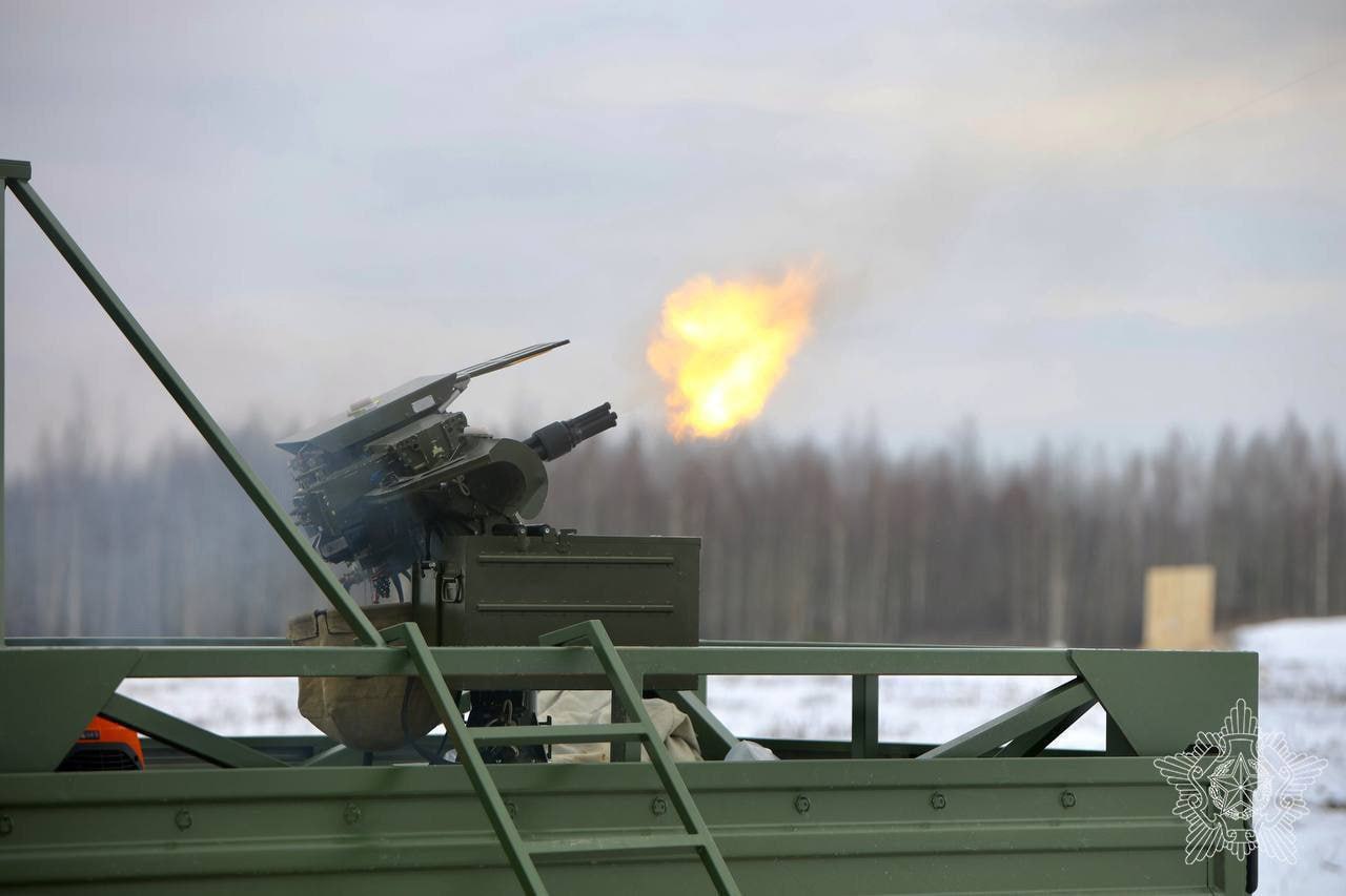 Испытания перехватчика дронов "Молот" и различных антидроновых турелей на одном из полигонов армии Белоруссии Испытания перехватчика дронов "Молот" и различных антидроновых турелей на одном из полигонов армии Белоруссии