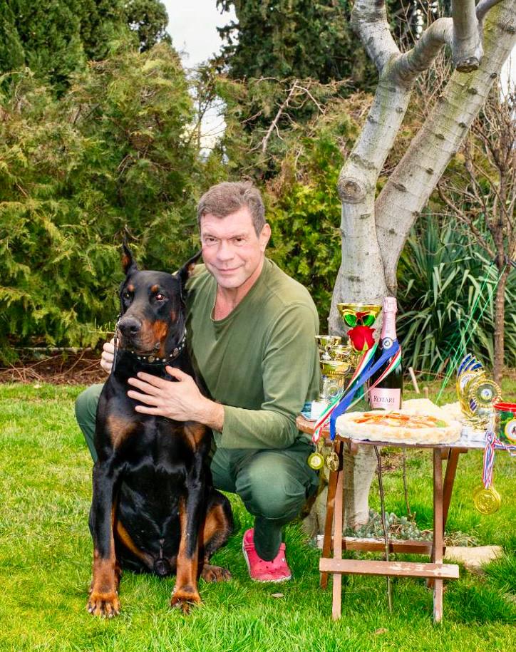 Олег Царёв: Сегодня Бесику исполнилось семь лет! Ему приготовили вкусную пиццу, выставили все его медали и награды, сфотографировали именинника и потом вкусно накормили