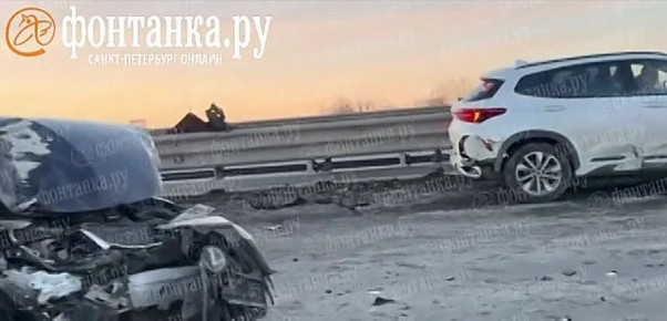 Битые, развёрнутые и на боку: массовое ДТП случилось на юго-западе КАД